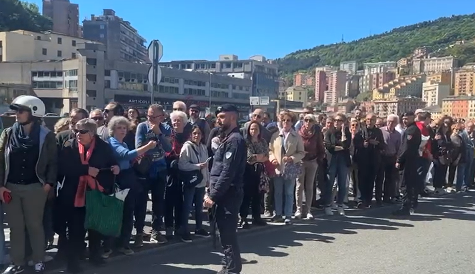 Mattarella al cimitero di Staglieno, in 200 ad aspettarlo: 