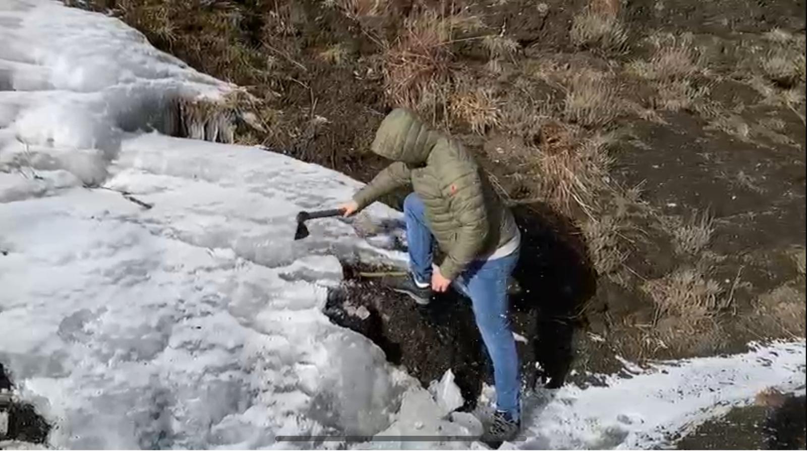 Un signore con dei contenitori