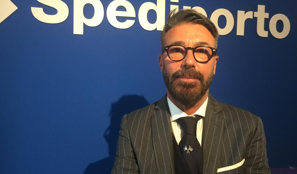 Andrea Giachero, presidente Spediporto Un uomo con una scritta dietro