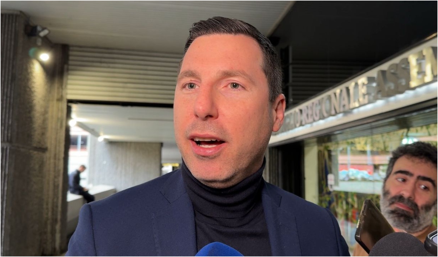 L'assessore regionale Giacomo Giampedrone fuori dalla sede del consiglio regionale