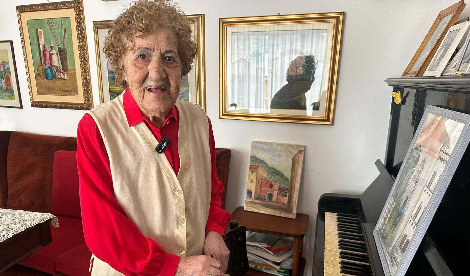 Una donna in piedi accanto a un pianoforte