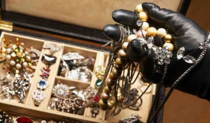 La refurtiva era stata restituita alla proprietaria, una donna di 90 anni Una scatola piena di gioielli da donna