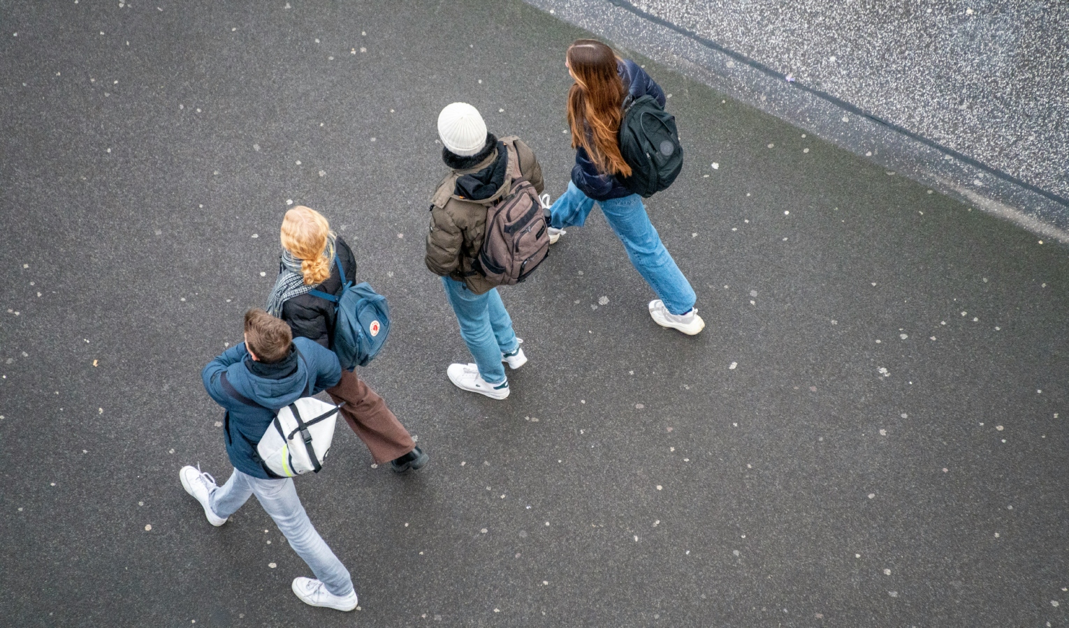 Ragazzi che camminano con lo zaino sulle spalle