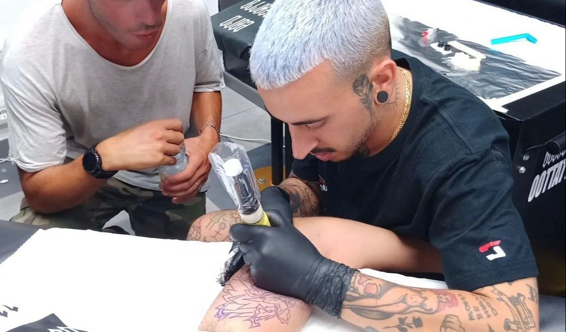 Tatuatore genovese nel libro del Guinness World Record: ha tatuato per più di 61 ore senza fermarsi