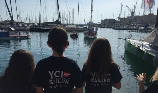 Giraglia, i bimbi della scuola vela accolgono Elo II all'arrivo allo Yacht Club Italiano