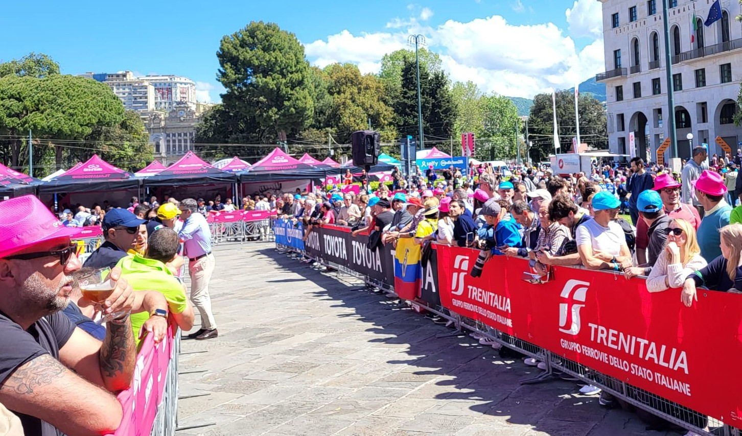 Giro d'Italia, strade chiuse e folla in tutta la città