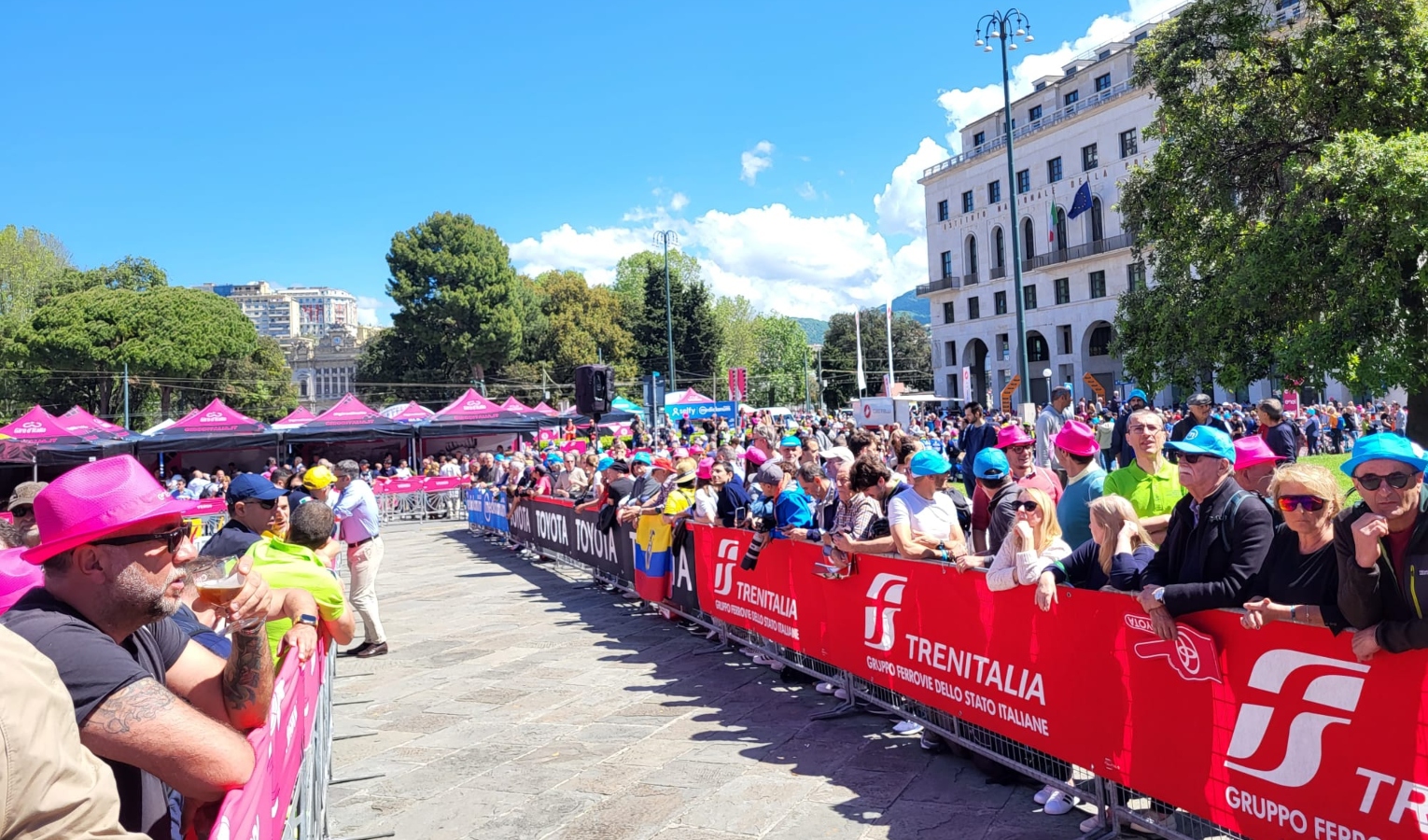 Giro d'Italia, strade chiuse e folla in tutta Genova: il riepilogo