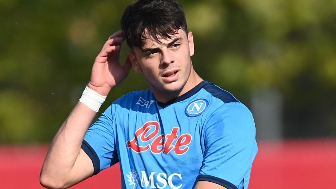 Un calciatore con la maglia del Napoli 