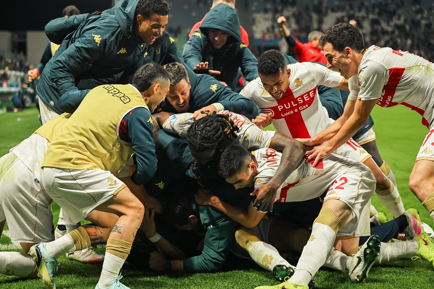 Colpaccio a Reggio Emilia: all'ultimo respiro Ostigard porta il Genoa in paradiso. E' la prima vittoria