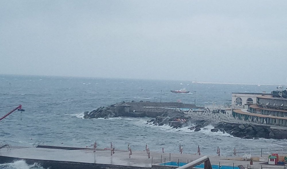 Genova, gozzo affonda al largo del Lido: tornano a nuoto a riva