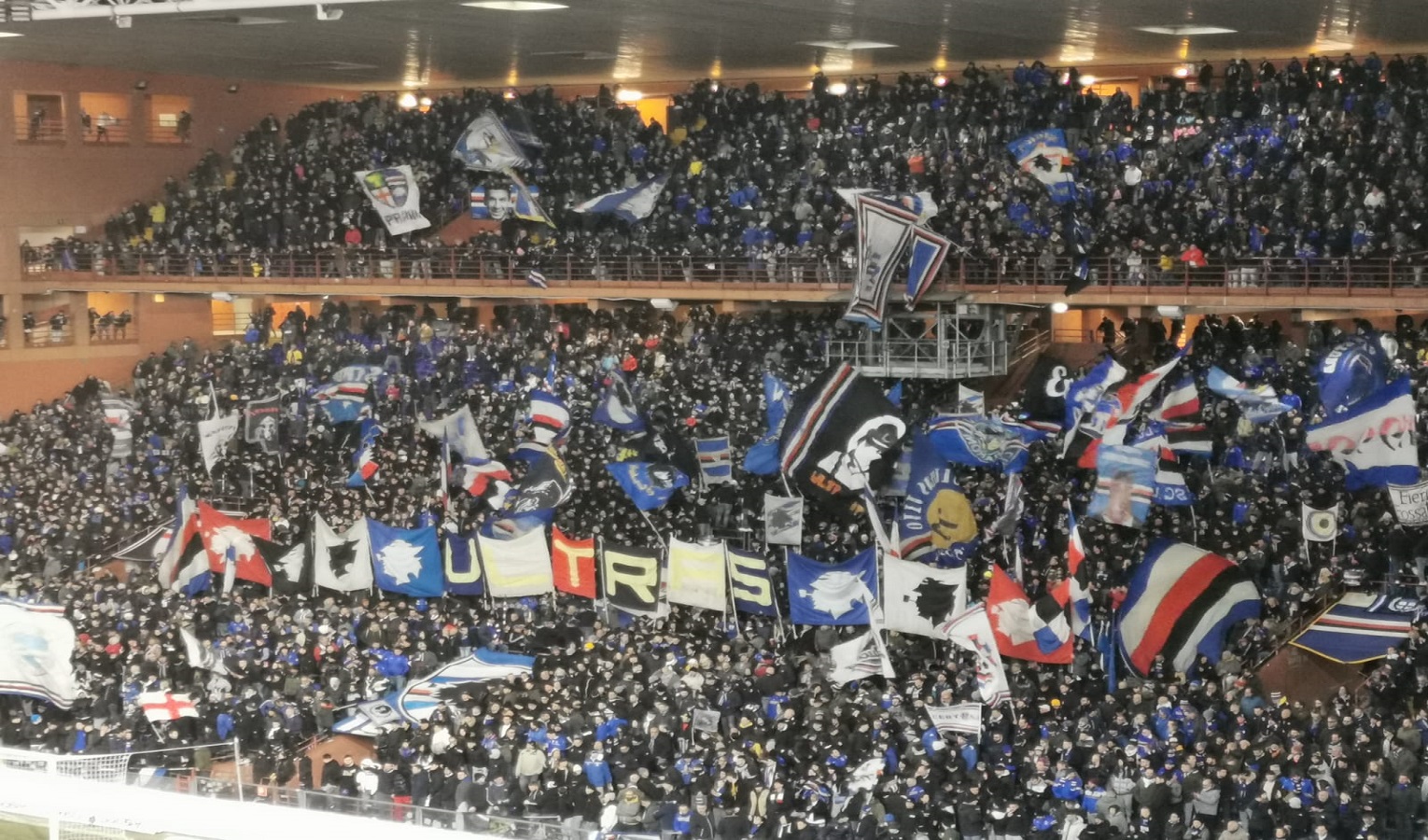 I tifosi della Sampdoria sventolano le bandiere blucerchiate in uno stadio