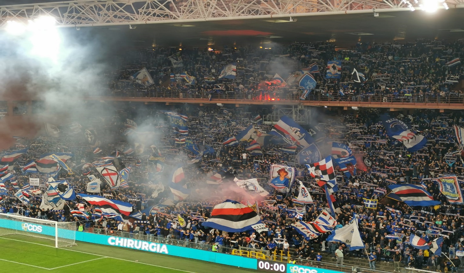 I tifosi della Sampdoria sventolano le bandiere blucerchiate in uno stadio