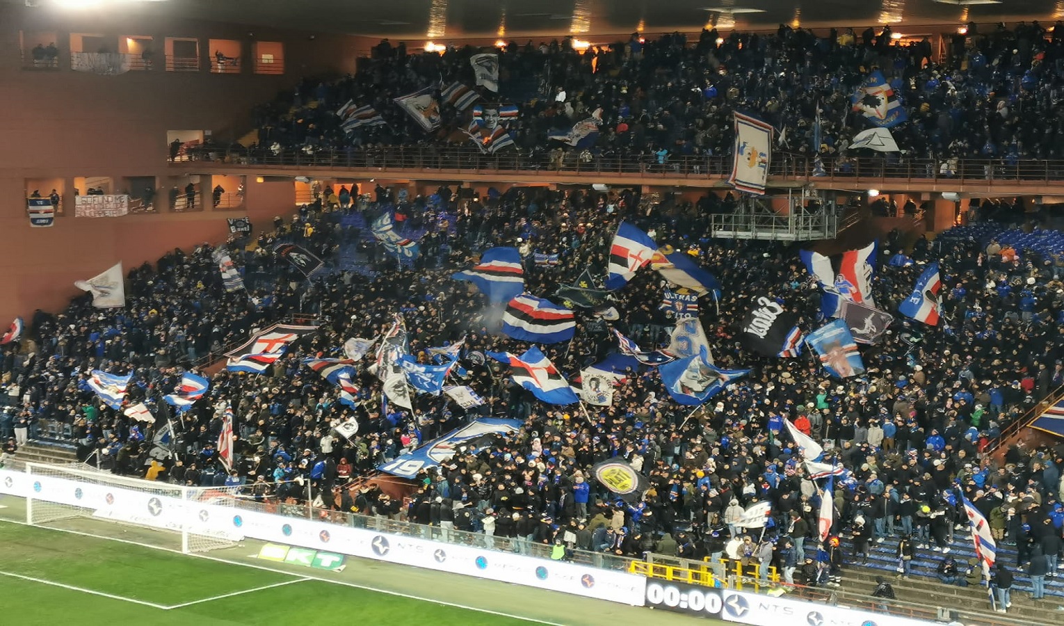 I tifosi della Sampdoria sventolano le bandiere blucerchiate in uno stadio