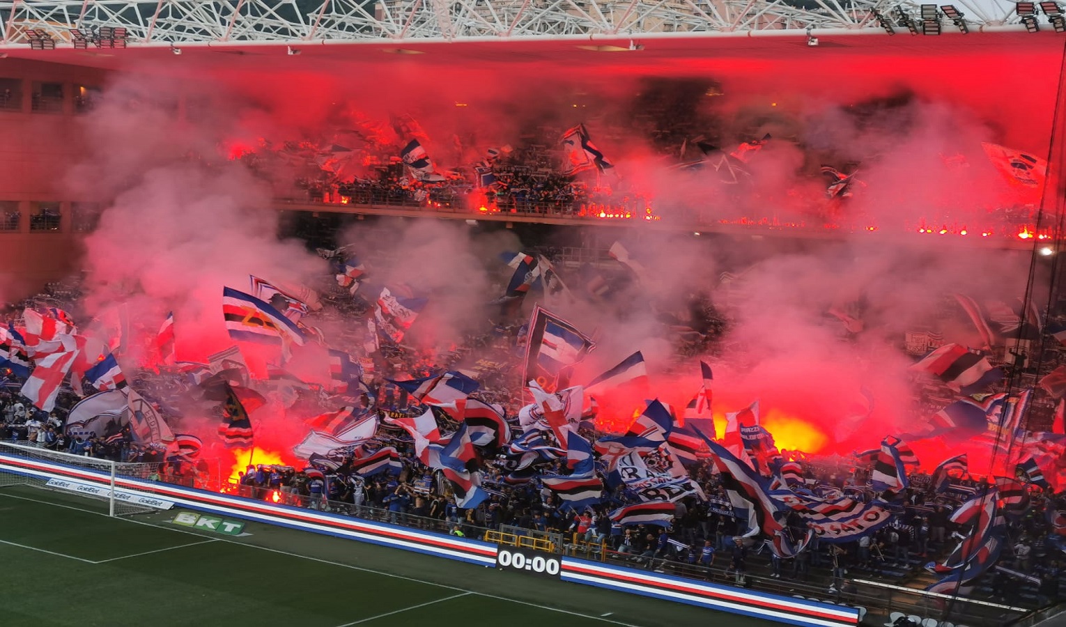 I tifosi della Sampdoria in uno stadio tra bandiere e fumoni
