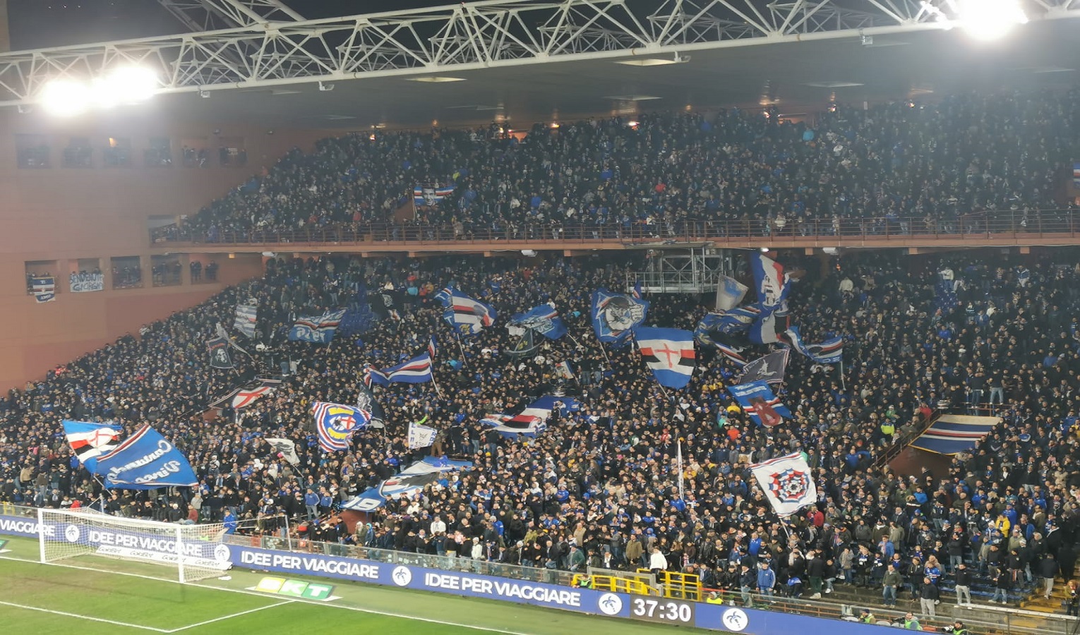 Una gradinata di uno stadio piena di bandiere e tifosi della Sampdoria