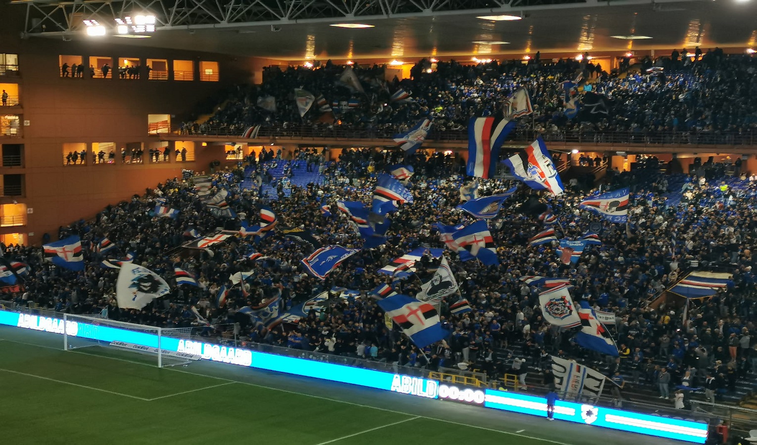 I tifosi della Sampdoria in uno stadio sventolano le bandiere blucerchiate