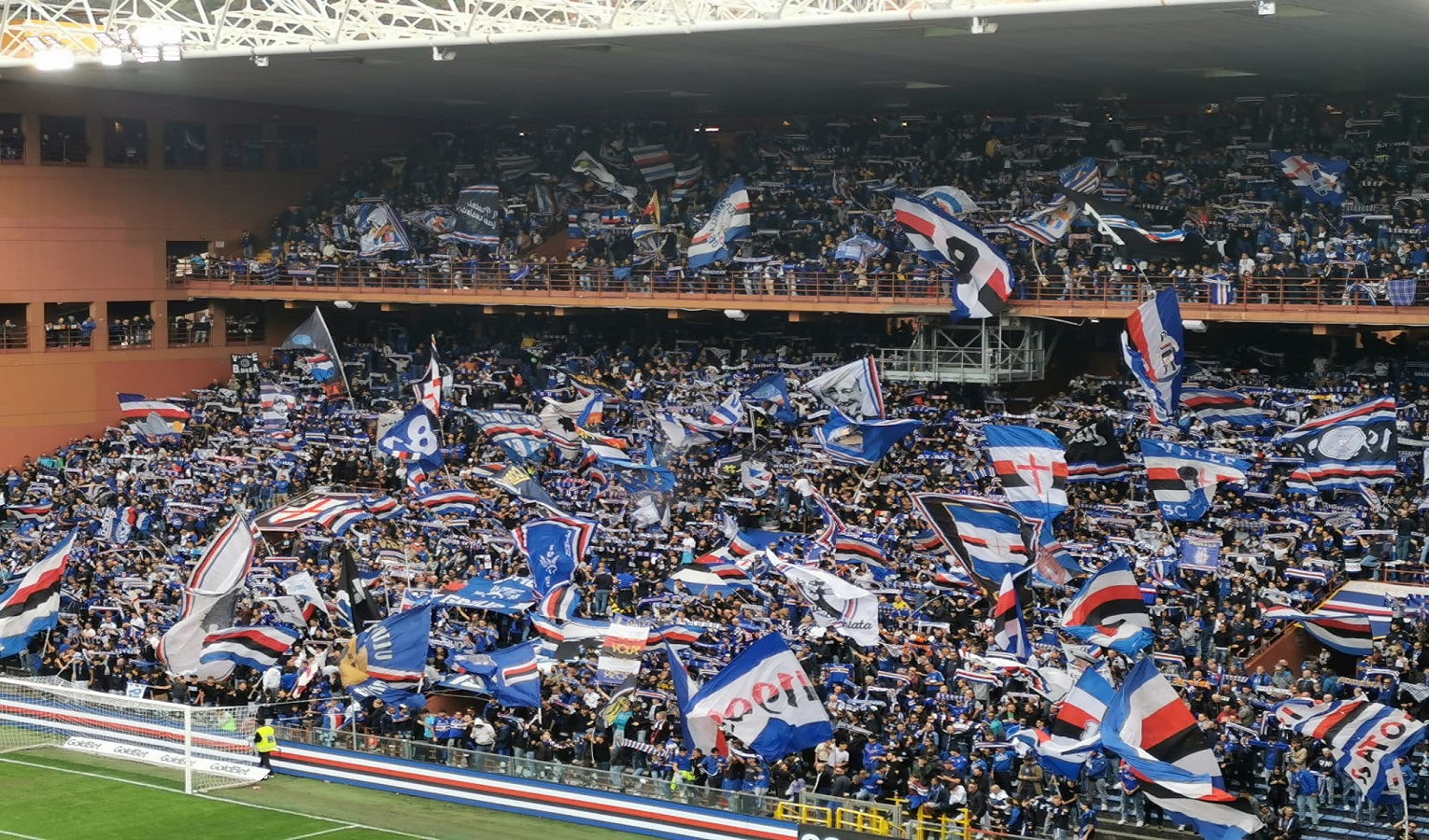 I tifosi della Sampdoria tra le bandiere blucerchiate