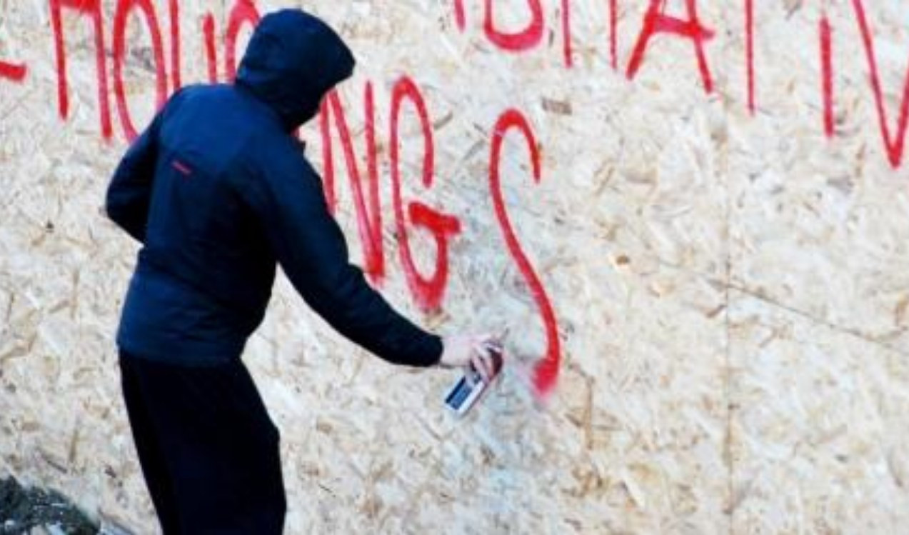 Multa fino a 500 euro, pulizia a proprie spese e Daspo urbano: inasprite sanzioni contro il 'writing'