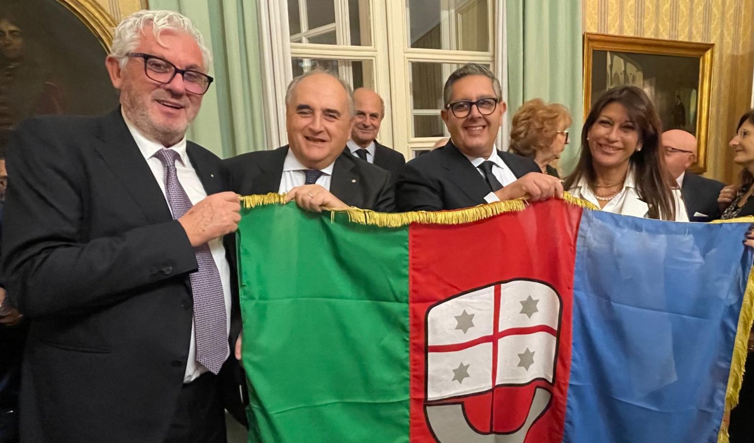 Il prefetto uscente Renato Franceschelli riceve la bandiera di Regione Liguria