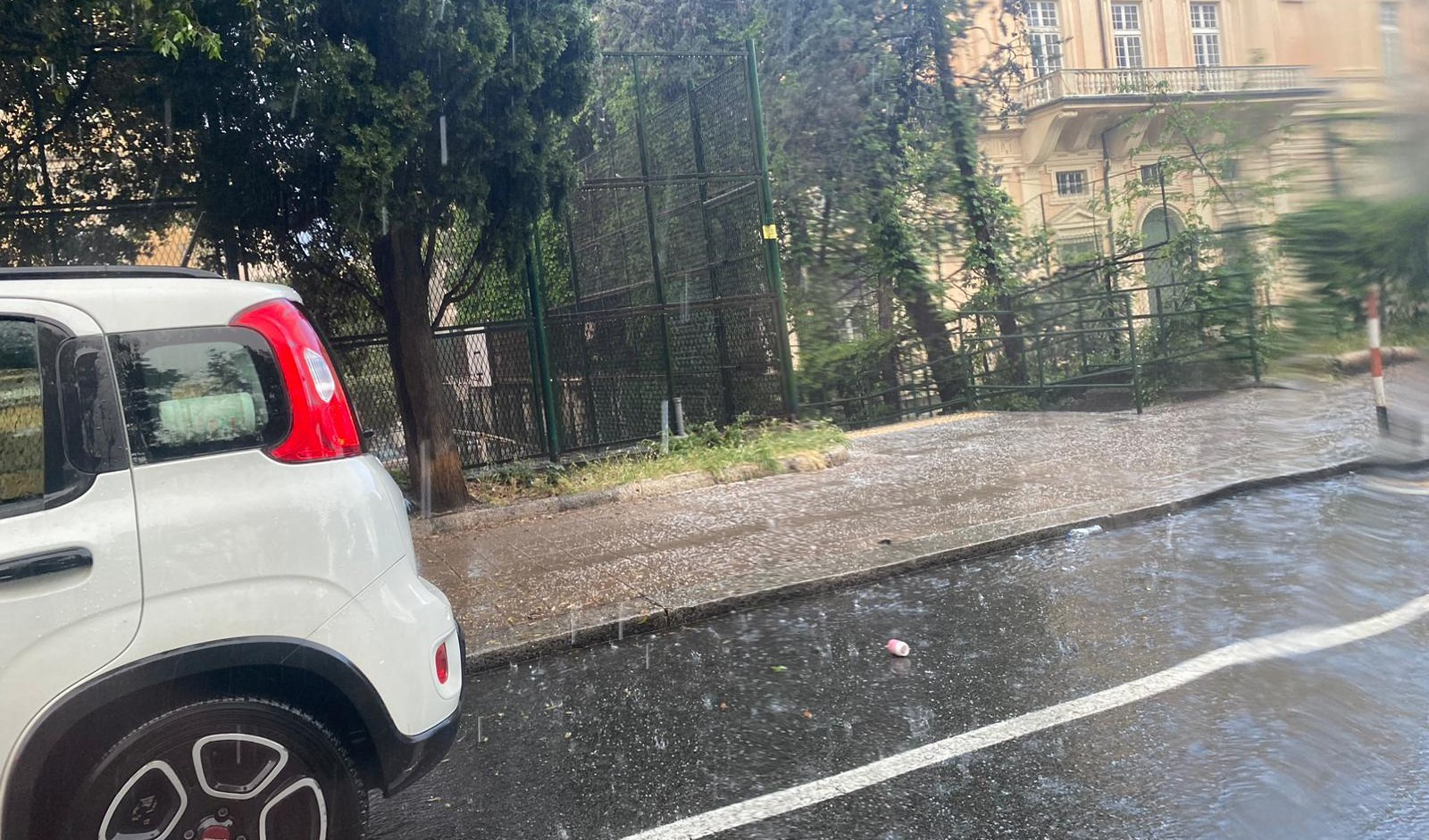 Genova, grandinata nel ponente genovese: strade imbiancate a Sampierdarena