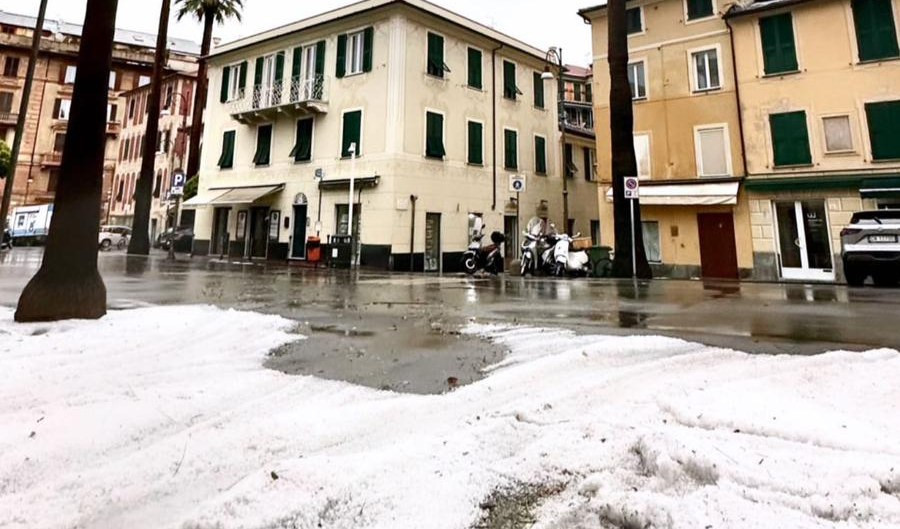 Giornate autunnali in Liguria, a Santa strade imbiancate dalla grandine