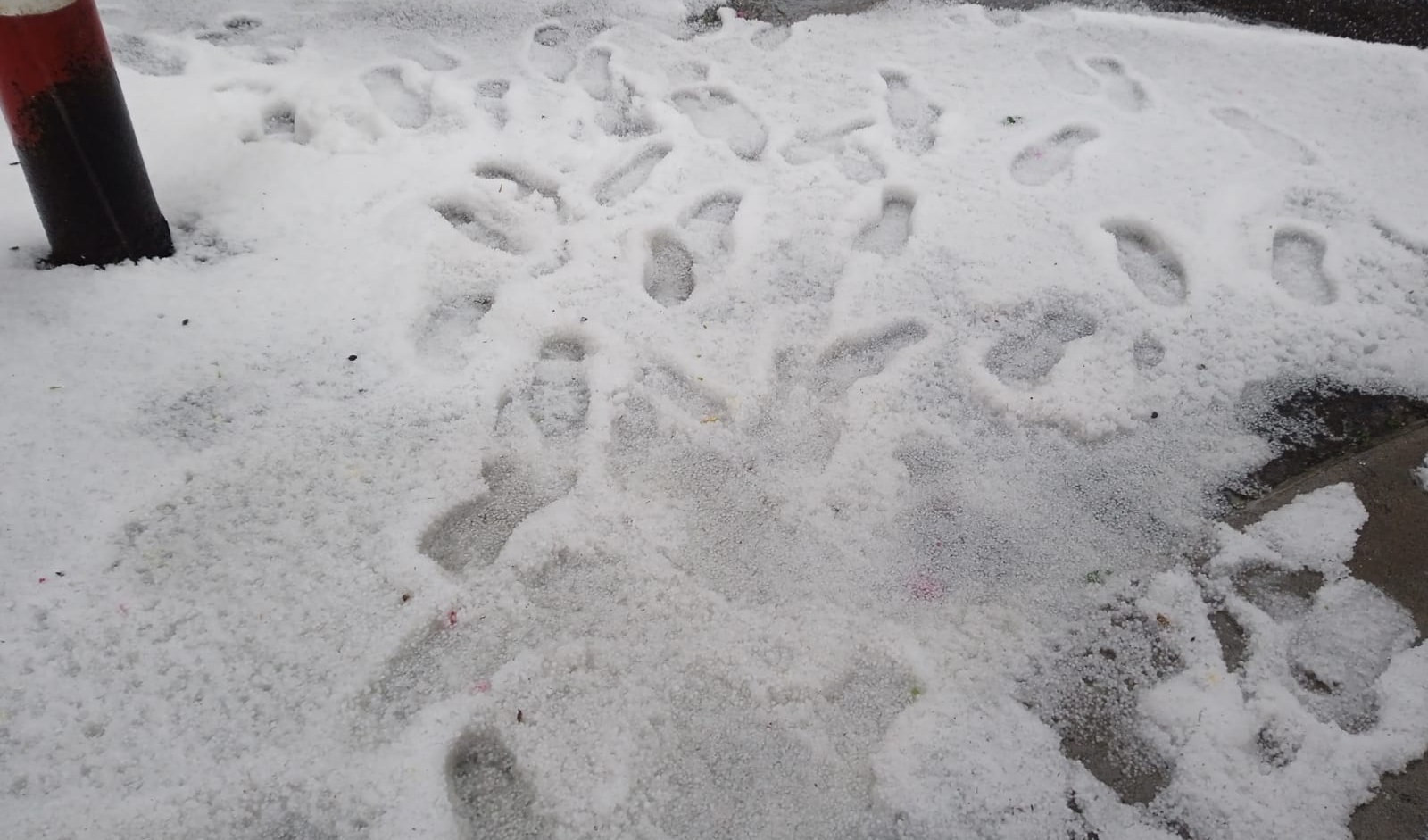 Temporale e grandine su Genova, aerei dirottati e strade imbiancate 