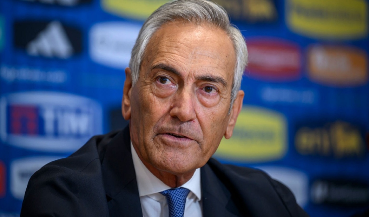 Un uomo elegante e serio