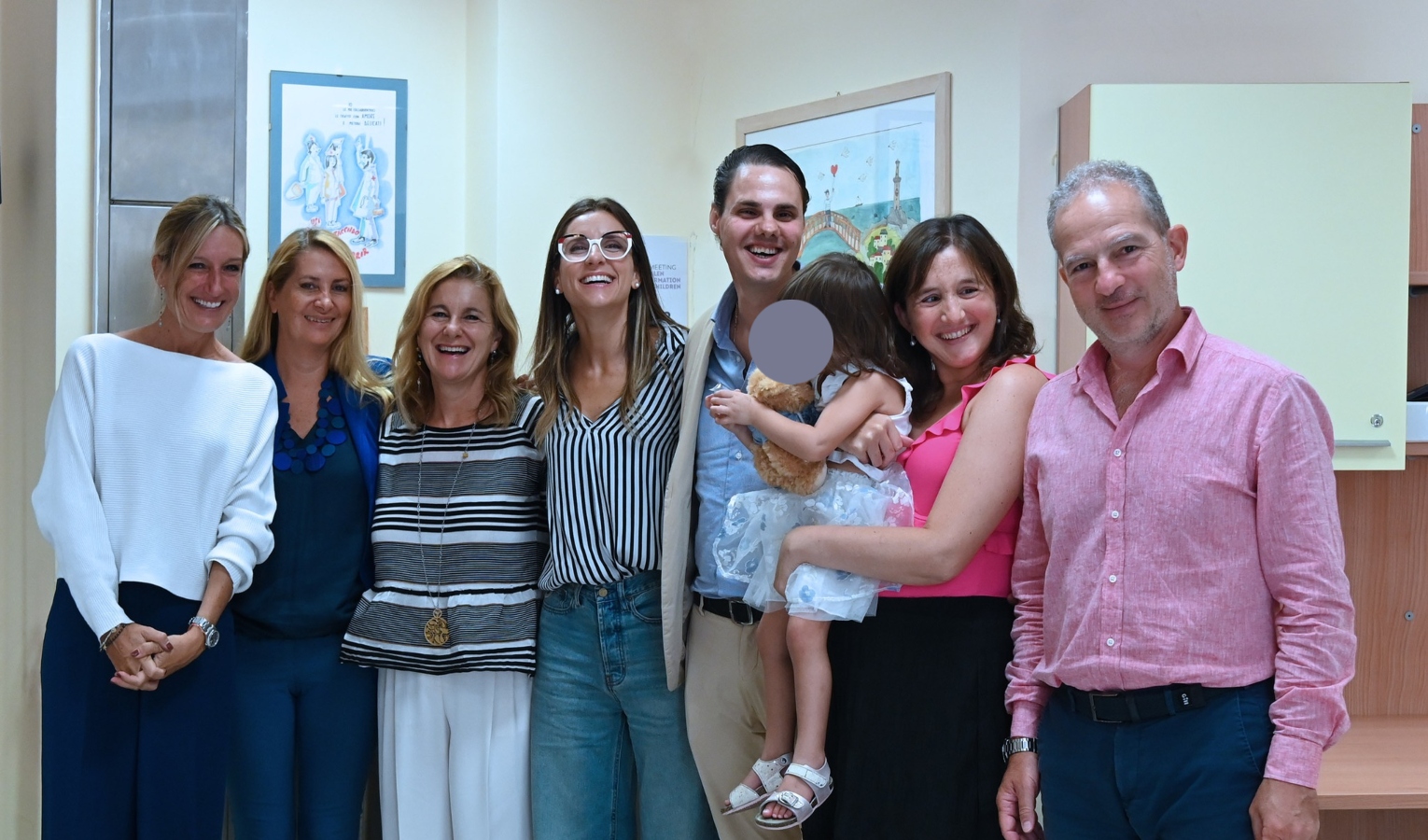 Il regalo al Gaslini degli imprenditori non vedenti Shadi e Seba insieme alla mamma di Cesare