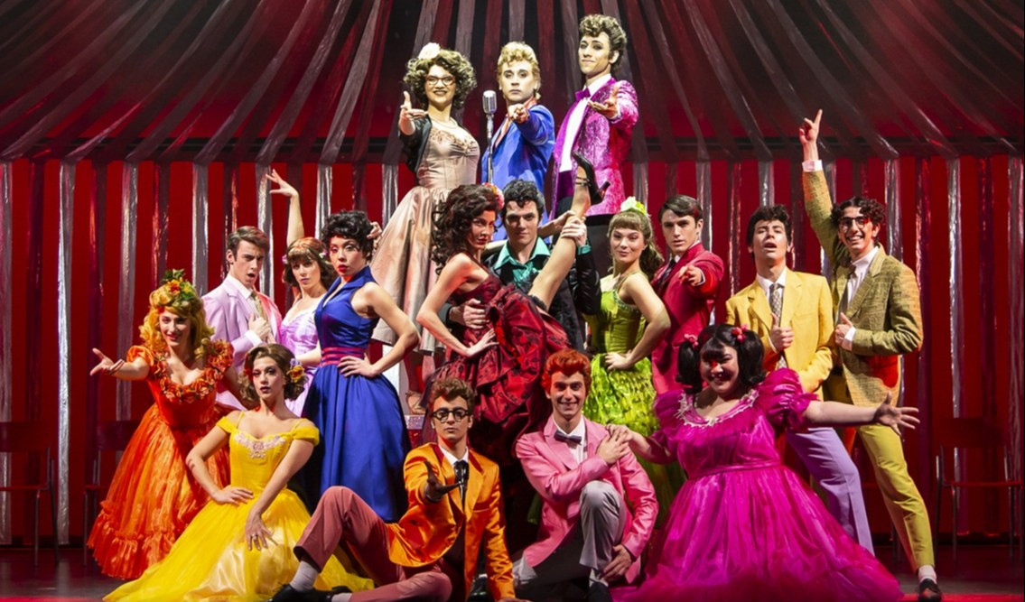 Una scena di 'Grease' La compagnia di 'Grease'