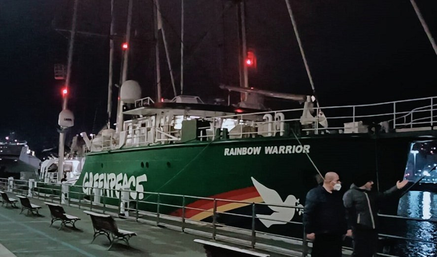 Genova, attraccata nel Porto Antico la nave di Greenpeace Warrior Rainbow