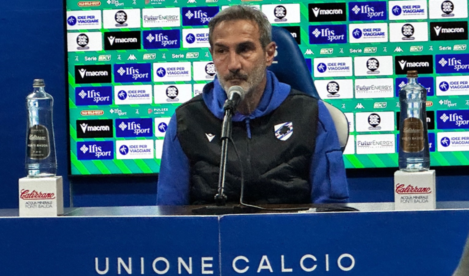 Un uomo seduto a una conferenza
