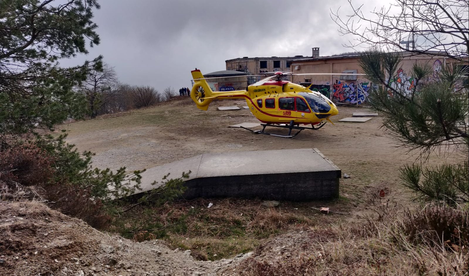 Cade da scala mentre lavora in casa: con l'elicottero in ospedale