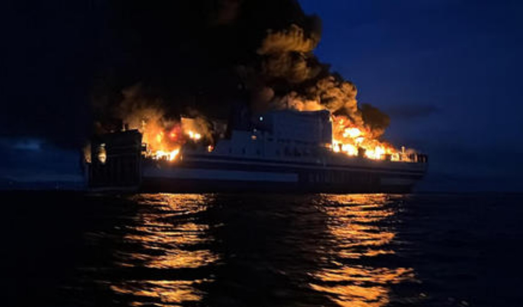 Incendio su un traghetto tra Brindisi e la Grecia: 288 persone evacuate