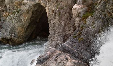 Turista tedesca bloccata in una grotta dalla risacca, salvata con moto d'acqua