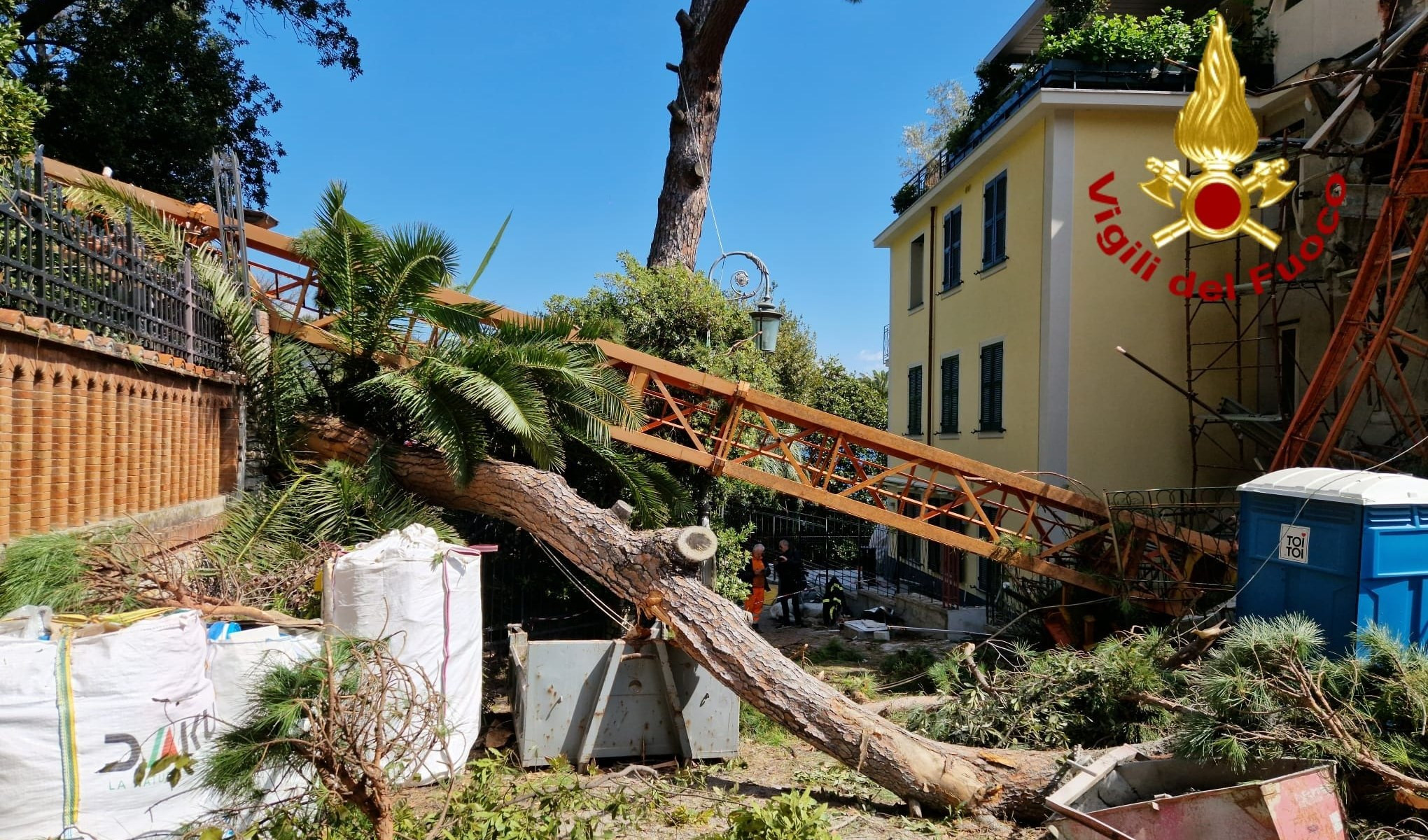 S. Margherita, cede il terreno e gru crolla su una villa: nessun ferito