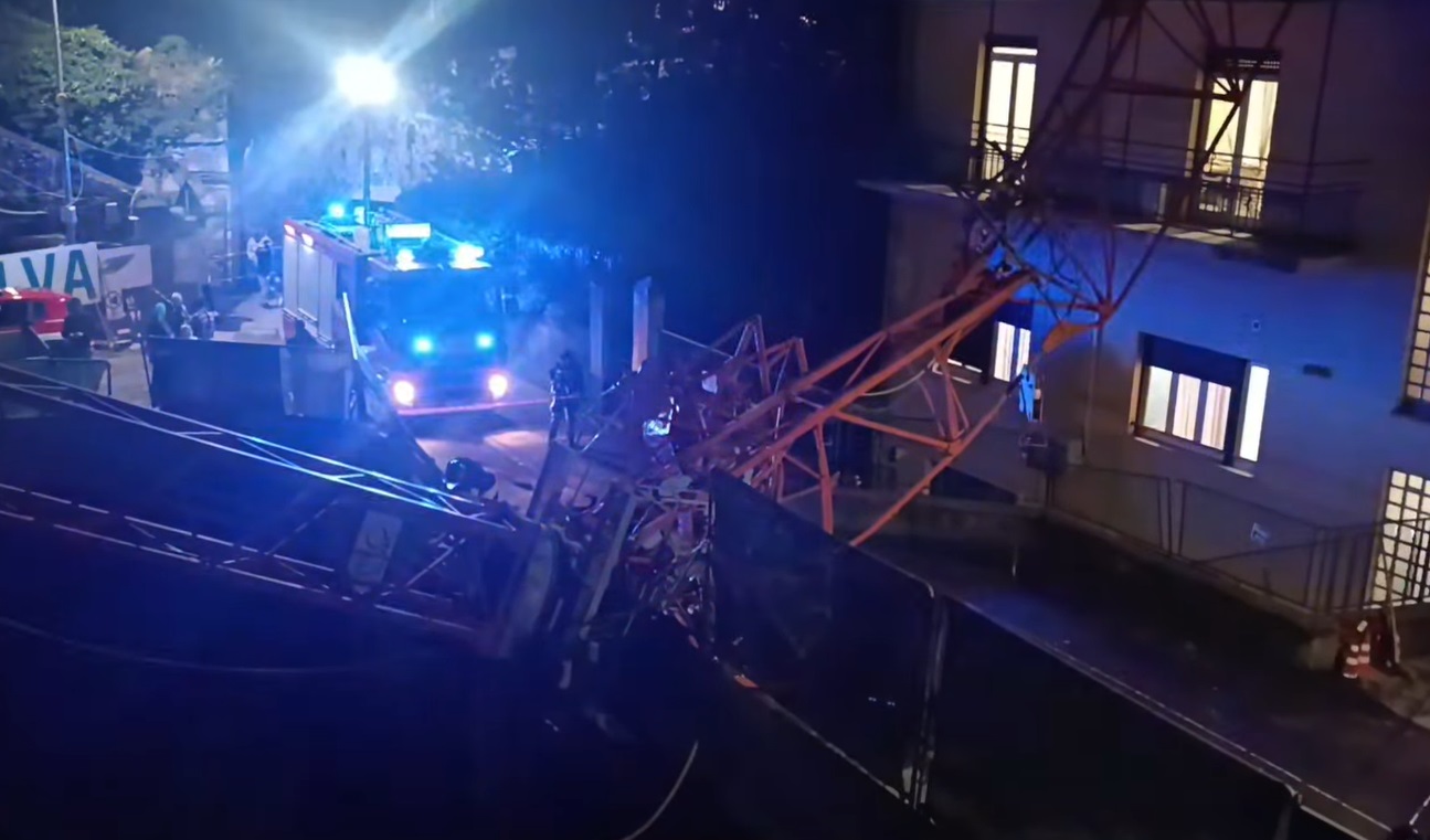 L'incidente in via Chiodo Una gru crollata su una casa