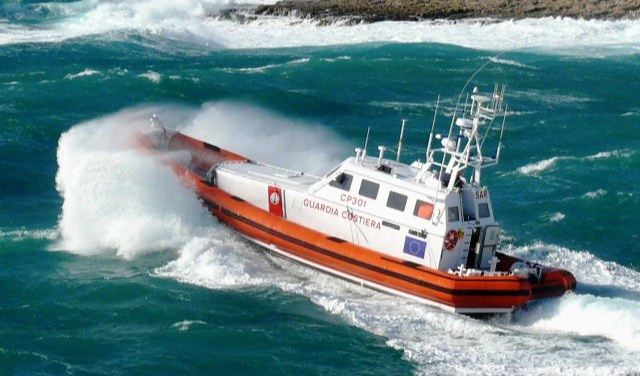 Genova, in mezzo al mare imbarcano acqua: salvati dalla guardia costiera