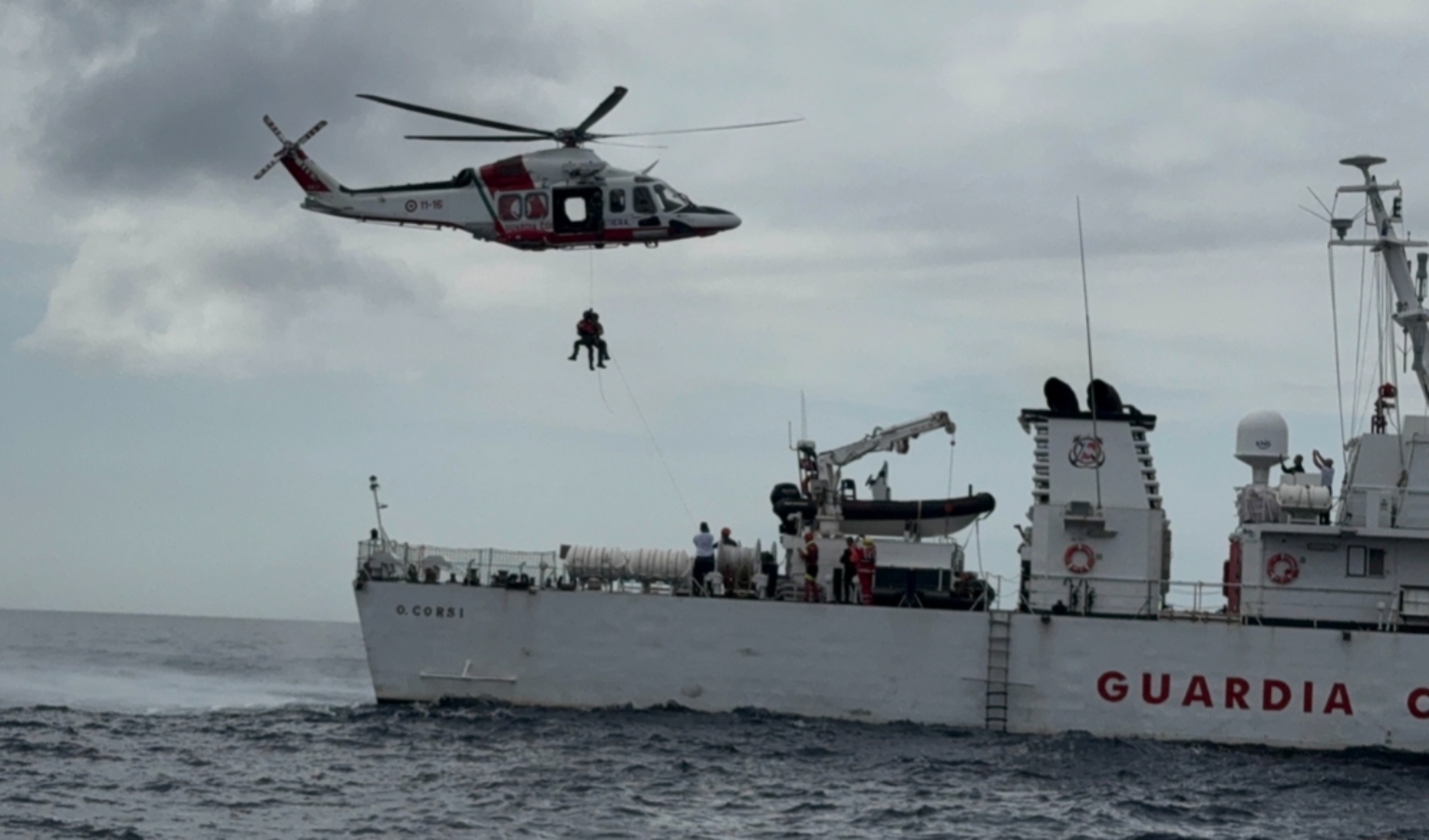 Un aereo di linea in mare: ecco l'esercitazione a Genova con elicotteri e motovedette