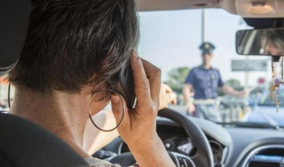 Sos sicurezza: alla guida in autostrada con il telefonino e senza cinture
