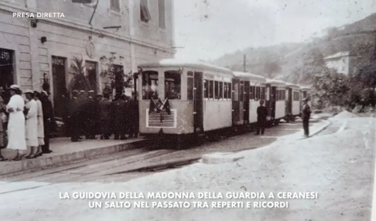 Un trenino e delle persone