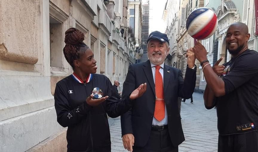 I funamboli del basket americano a Genova: visita in città di due colonne degli Harlem Globtrotters