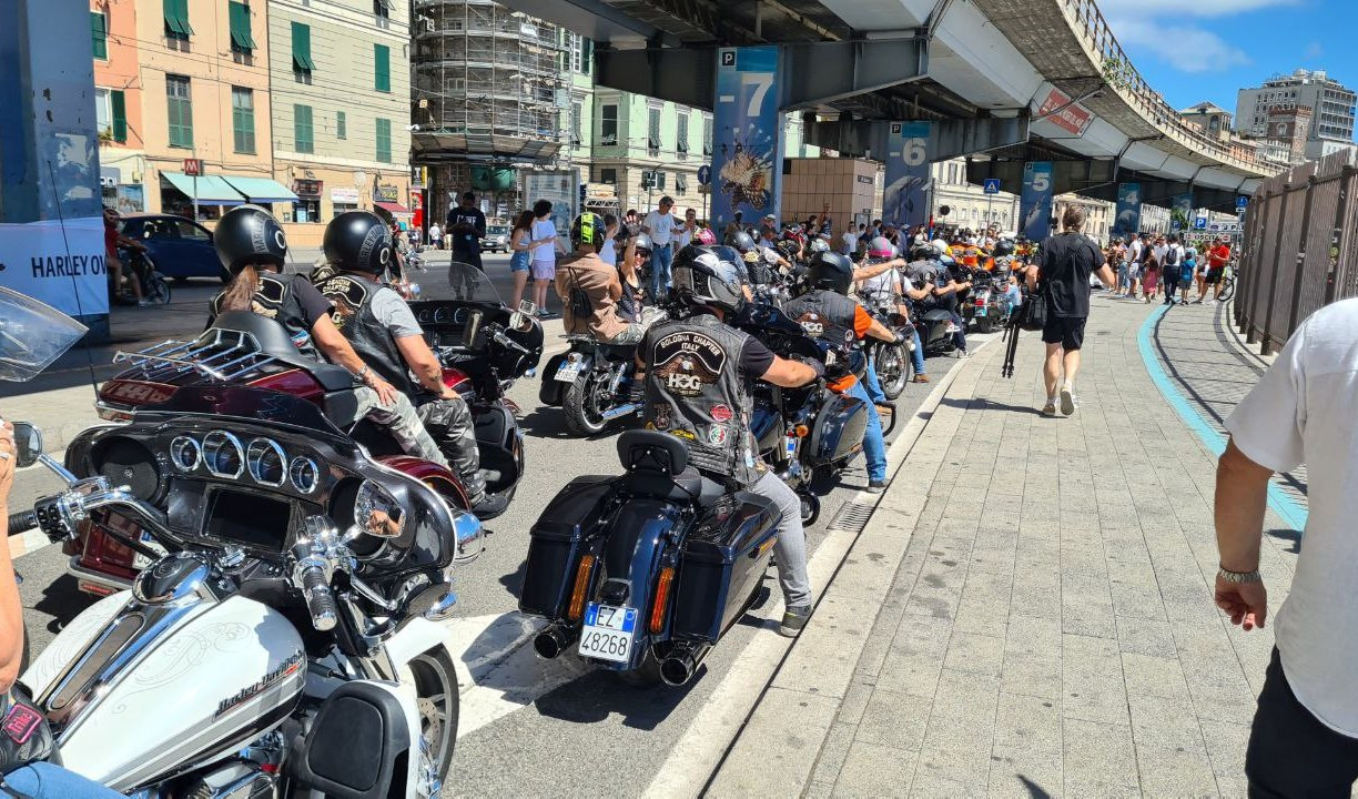 Genova, parata di Harley Davidson sotto la Sopraelevata