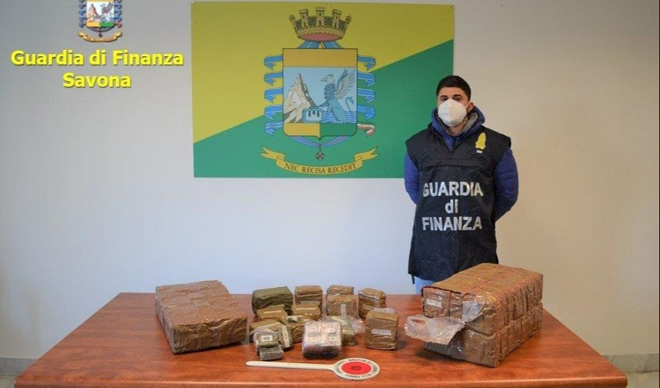 Sequestrati 40 kg di hashish: due arresti a Savona