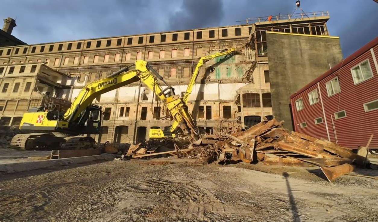 Hennebique, iniziata la demolizione di parti della facciata a mare