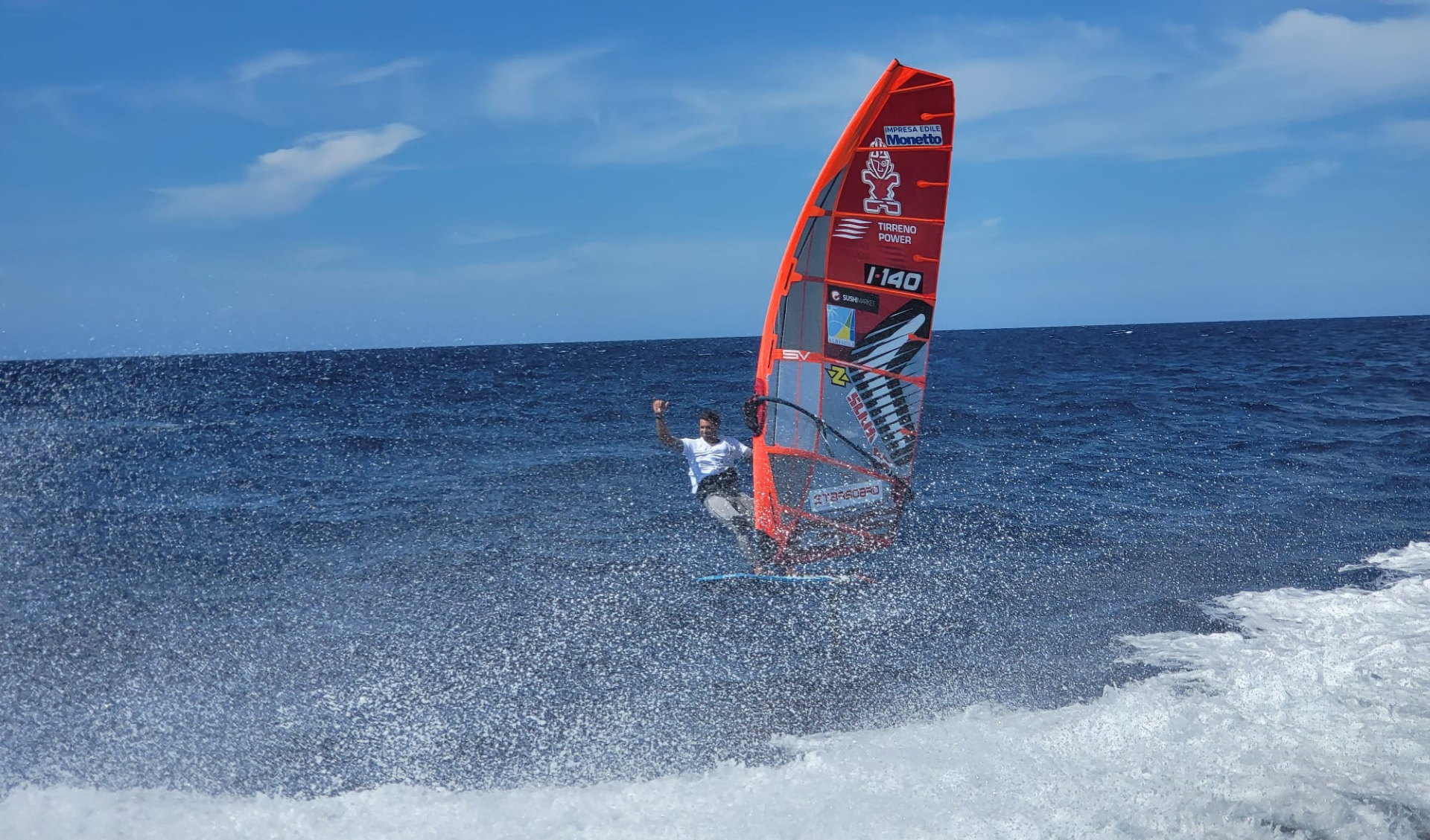 Dalla Liguria alla Corsica in windsurf: 6 ore e il sogno realizzato di Matteo