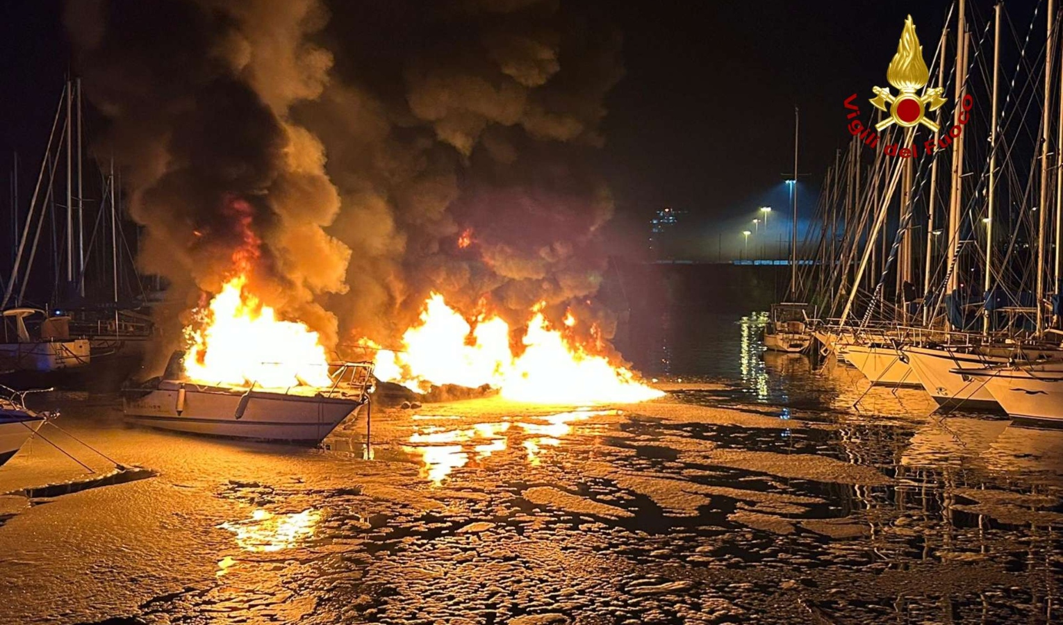 Genova, distrutte dalle fiamme nove imbarcazioni a Pra'