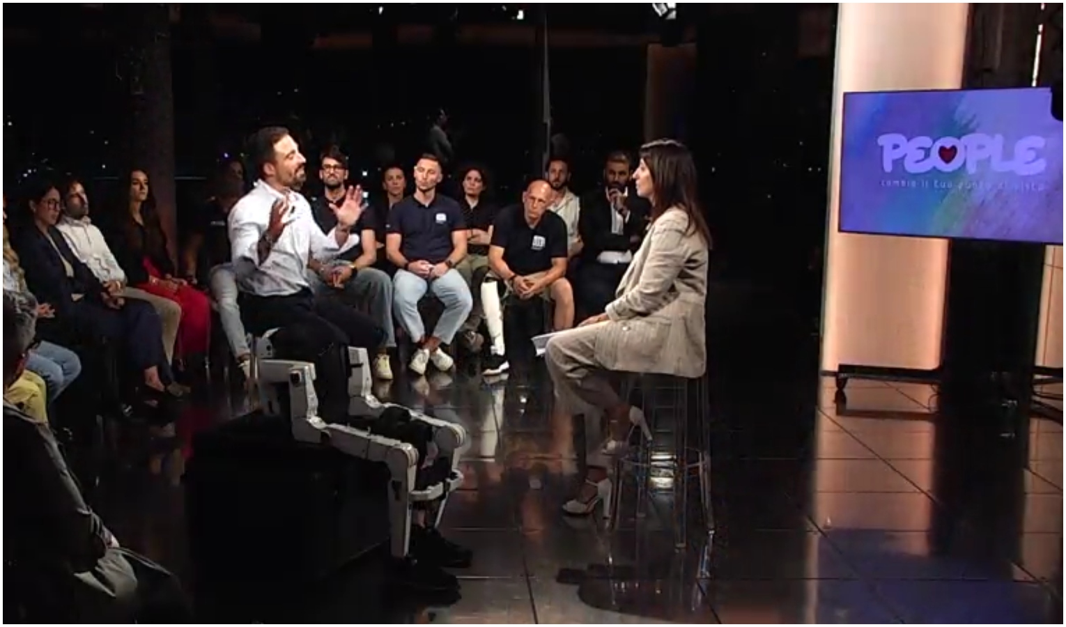 Il ricercatore Nicolò Boccardo con l'esoscheletro 'Twin' nello studio di 'People Studio televisivo di People con twin
