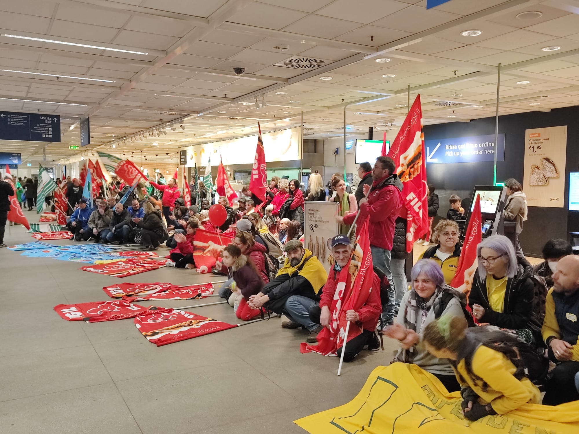 Sciopero nazionale Ikea, a Milano anche un pullman di lavoratori da Genova