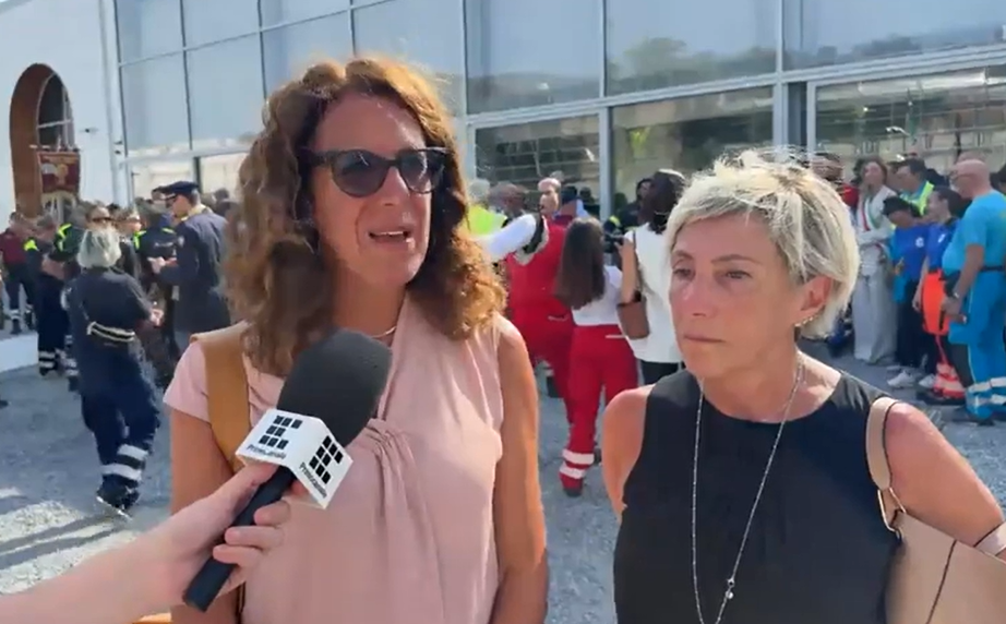 Sette anni dal Morandi, la deputata Ilaria Cavo insieme alla mamma di Mirko Vicini, Paola