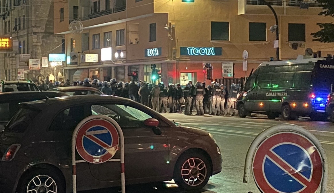 Automobili, persone e forze dell'ordine di sera